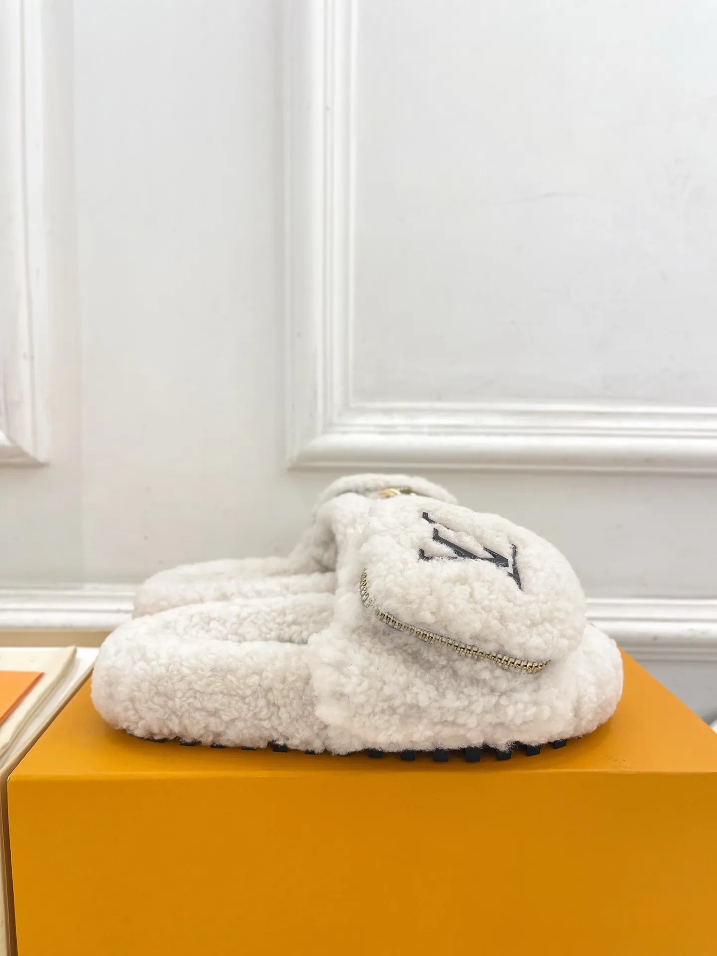 👟👟Ex-factory price 480👟👟 | Louis Vuitton 25𝐬𝐬 🧡💚2025 spring and summer new style top version⚠️ The counter features the latest LV wallet fur slippers, new hard goods🆕 ❥BS purchasing level! Full of high-end feel! A popular model among bloggers at home and abroad, it’s retro and fashionable and looks amazing on your feet! Mainly recommended model on the official website★ ━━━━━ ЅᏇєєt ━━━━━ ▪️Upper: Original custom-made wool ▪️Lining: imported goat hair lining ▪️Outsole: Original custom-made non-slip outsole ▪️Heel height: flat ▪️Shoe size: 35-39 (40.41.42 customization is not returnable)